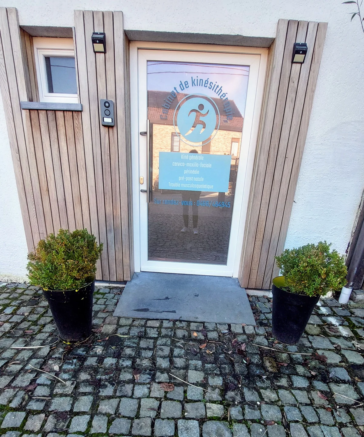 Photographie originale de l’entrée du cabinet KINENOEL à Saintes